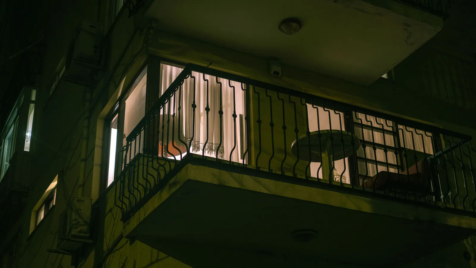 đàn ông cô đơn ban công sau bữa cơm gia đình