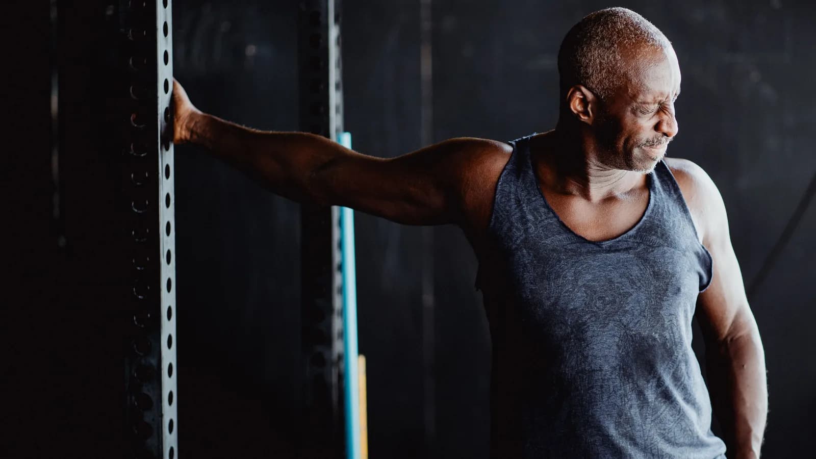 tập gym nam giới trưởng thành không để đẹp vai lưng