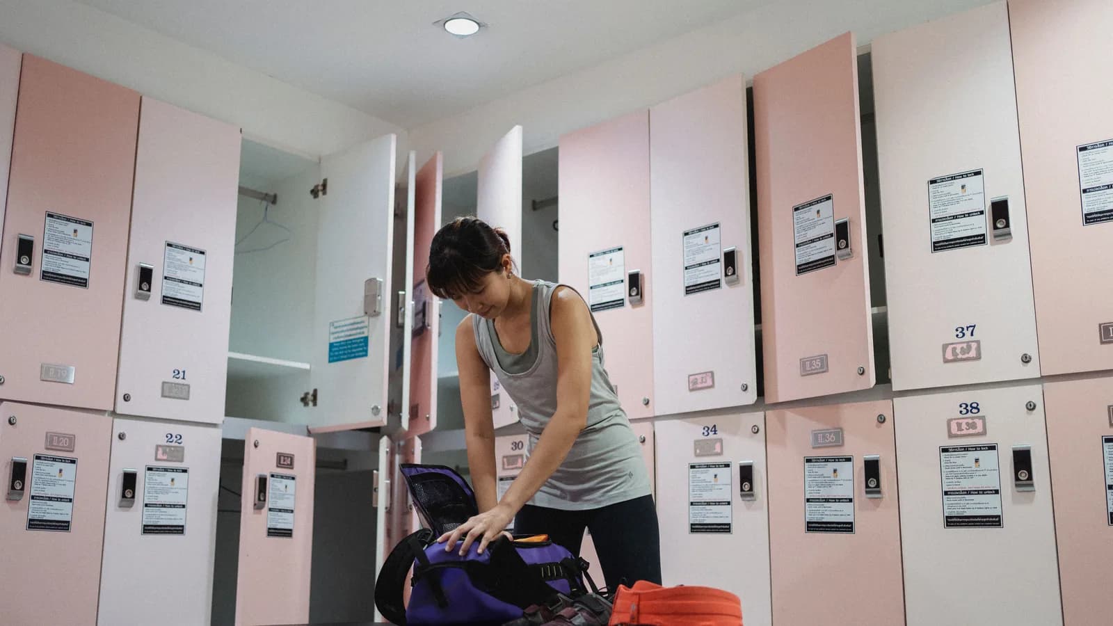 không mirror selfie gym sáng sớm masculine calm
