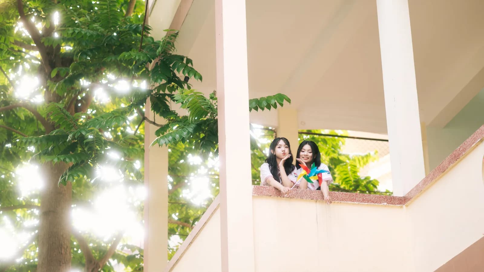 ba chở đi học không nói nhiều tuổi nhỏ